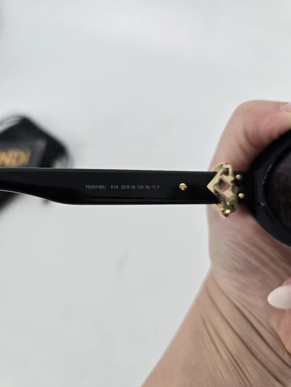 Fendi FE40140U Black Frame Oval Sunglasses with Pouch - Picture 6 of 8